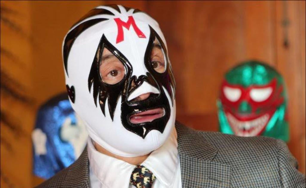 Mil Máscaras, todo un ídolo de las multitudes del pancracio, compartió que gracias a la lucha libre viajó y se presentó por varias partes del mundo. (CORTESÍA)