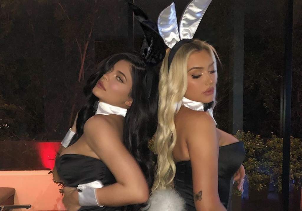 Kylie Jenner ha sorprendido a sus seguidores con increíbles atuendos tales como su imitación de madonna y esta vez con un disfraz más revelador de conejita de Playboy. (INSTAGRAM)