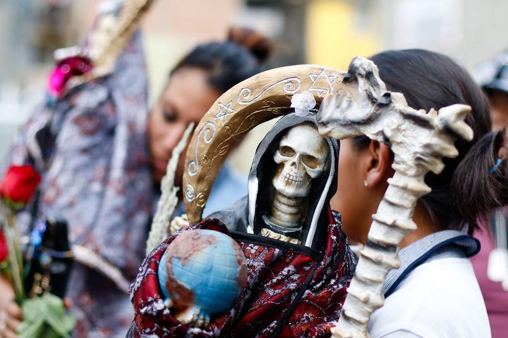 El culto a la Santa Muerte es una constante en todas las cárceles mexicanas en donde gran parte de los reclusos la venera. Ella es la luz entre la penumbra del encierro. (ESPECIAL)