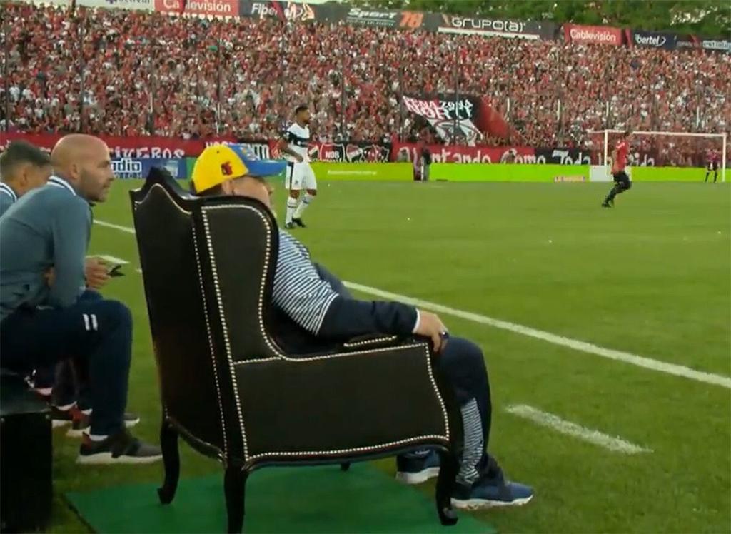 Cuando llegó al área técnica del estadio Marcelo Bielsa, al Diego le acercaron un sillón el cuál firmo y del que no se movió mucho durante el partido. (CORTESÍA)