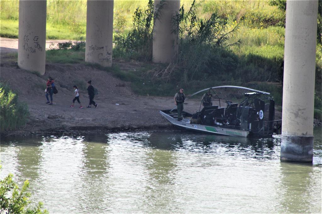 Las autoridades detallaron que la familia fue vencida por el río y arrastrada por la fuerte corriente, por lo que los agentes respondieron rápidamente y pudieron sacarlas del río para luego llevarlas a la orilla del río del lado estadounidense. (ARCHIVO)