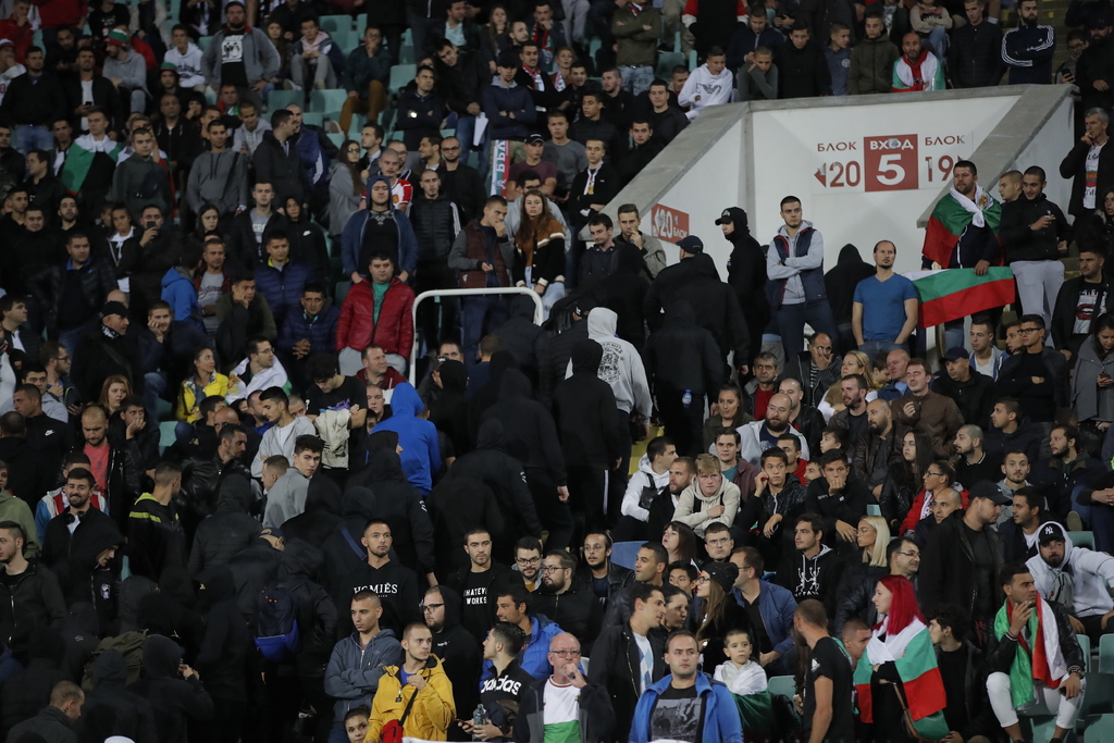 Hinchas búlgaros abandonan el estadio durante un partido de la eliminatoria a la Eurocopa de 2020 ante Inglaterra, en Sofía. (AP)
