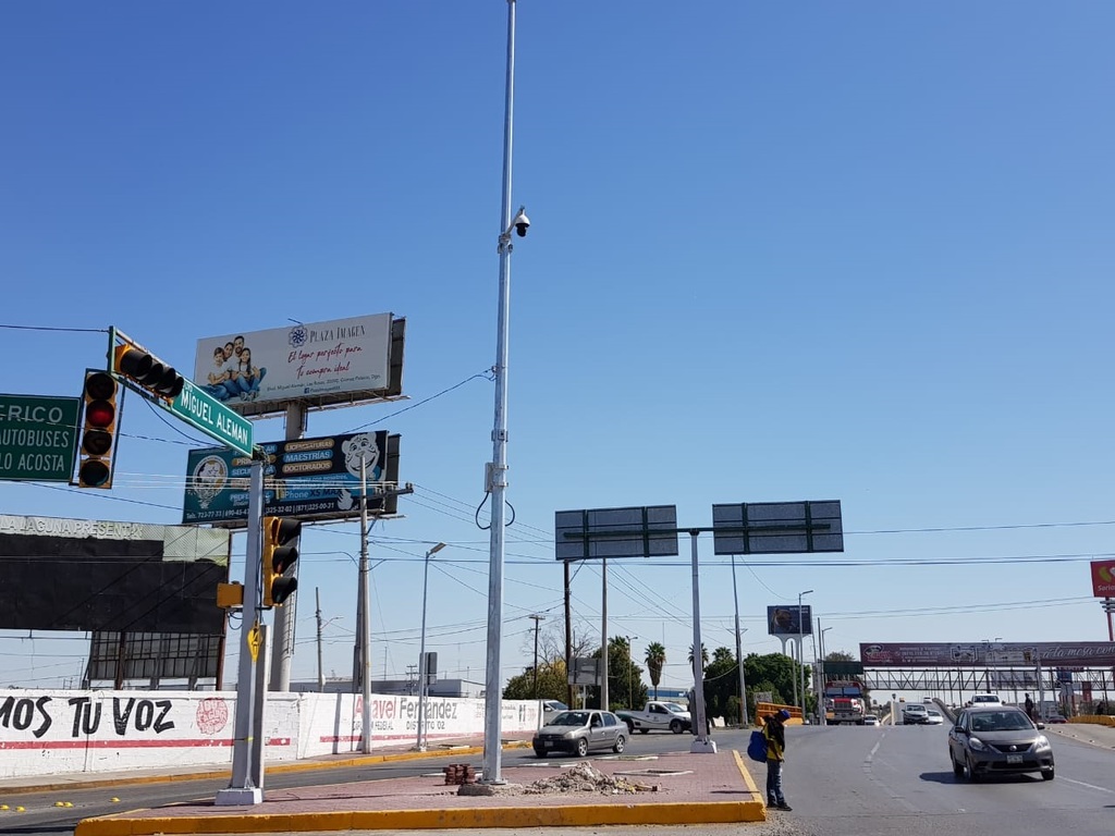 Una de las cámaras móviles que fueron recientemente instaladas, en el bulevar Miguel Alemán y Rebollo Acosta. (FABIOLA P. CANEDO/EL SIGLO DE TORREÓN)