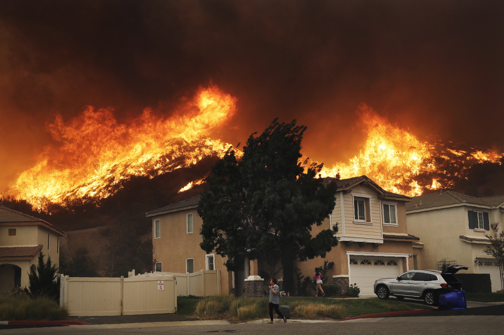 Fuego. Kate del Castillo y otros famosos desalojan su casa por incendios en Los Ángeles. (AP)