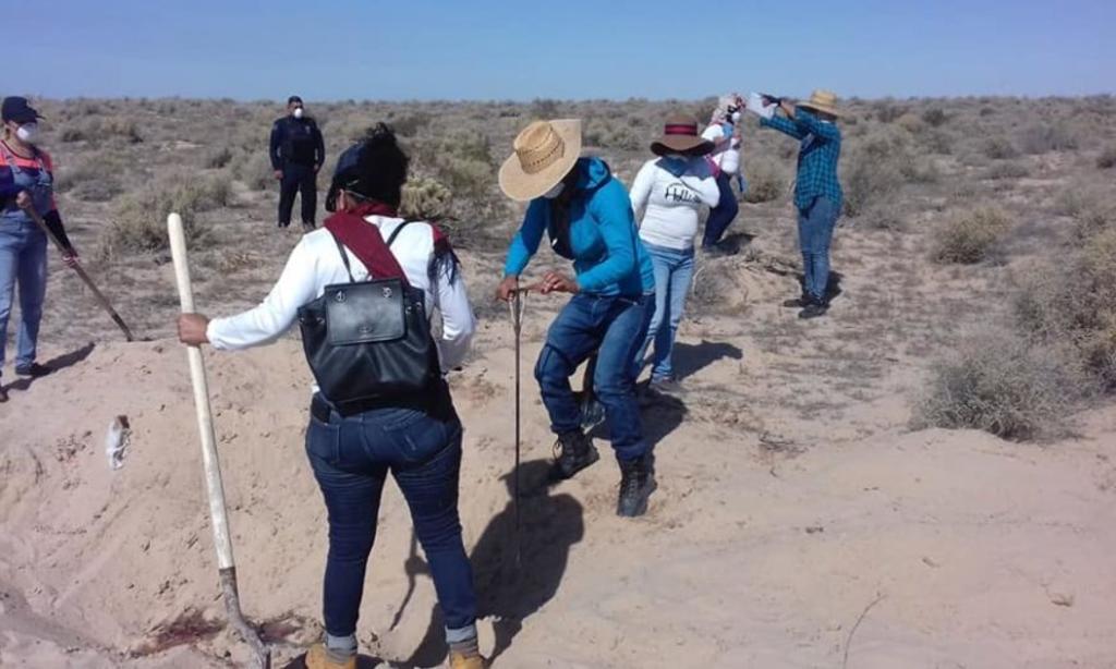 Las autoridades exhumaron al menos 42 osamentas de una fosa clandestina en el desierto cerca del pueblo costero de Puerto Peñasco, en el Golfo de California. (ESPECIAL)
