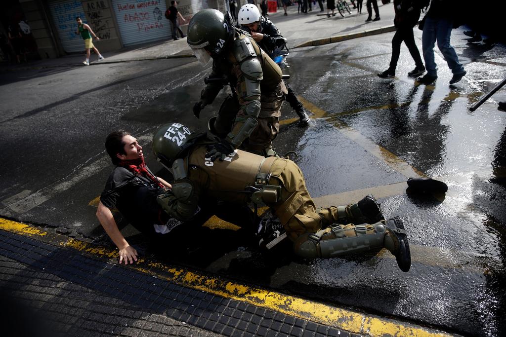 Un total de 20 muertos, mil 233 heridos y tres mil 712 detenidos es el saldo que han dejado las manifestaciones antigubernamentales en Chile. (ARCHIVO)