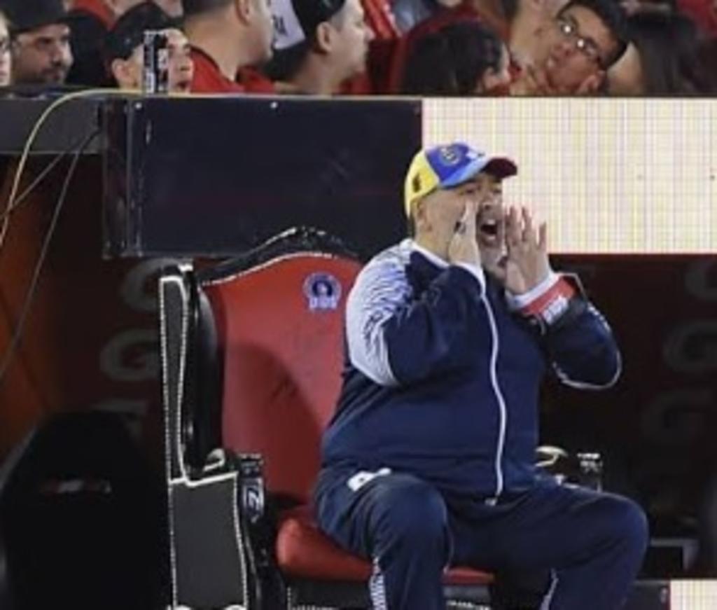 Maradona se sienta en un 'trono' y desata una ola de memes
