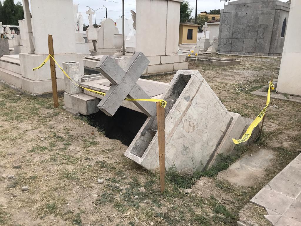Una de las tumbas colapsadas en el panteón, acordonada. Son unos 100 los sepulcros dañados, hundidos o en riesgo de colapsar en el Panteón Guadalupe. (EL SIGLO COAHUILA)