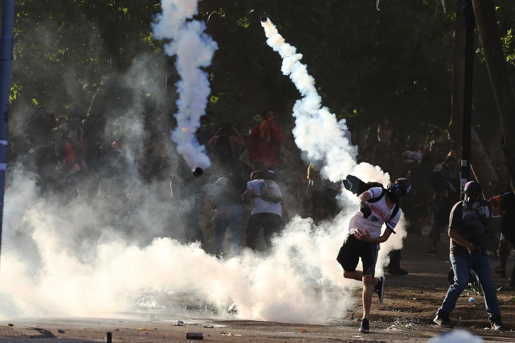 Los disturbios estallaron en la zona cercana a la ribera del río Mapocho, que cruza la ciudad de este a oeste y que se convirtió en una especie de frontera natural entre manifestantes y policías.