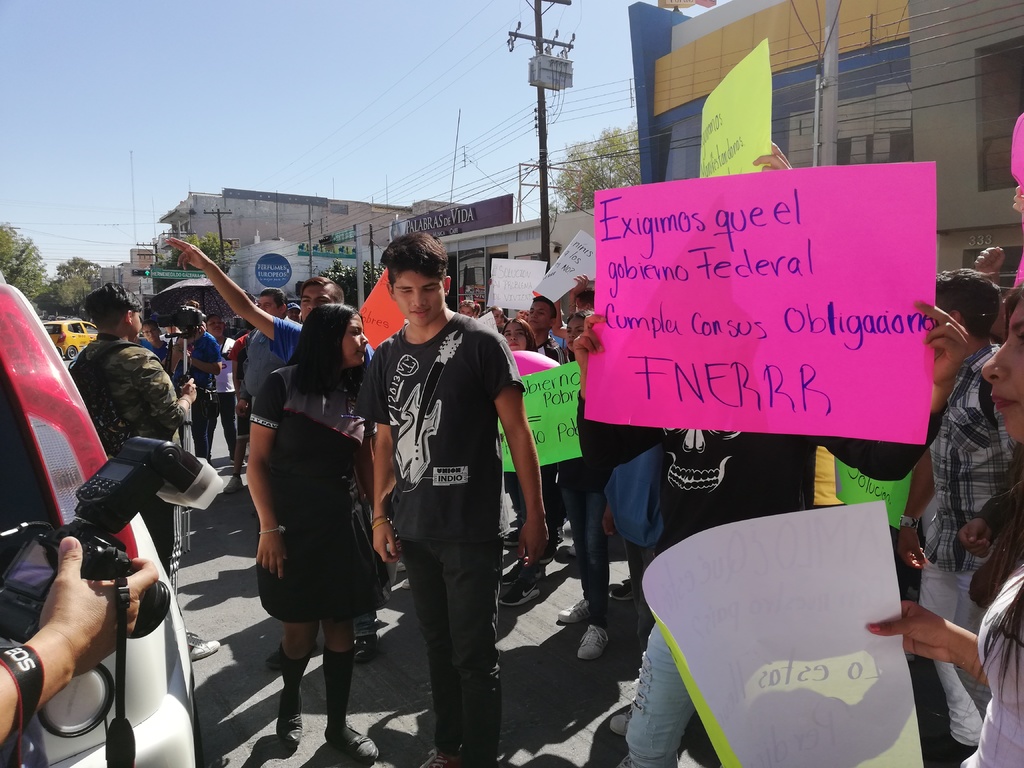 Integrantes del Movimiento Antorchista se cruzaron con los estudiantes y ampliaron el grupo que protestó en la avenida. (VIRGINIA HERNÁNDEZ)