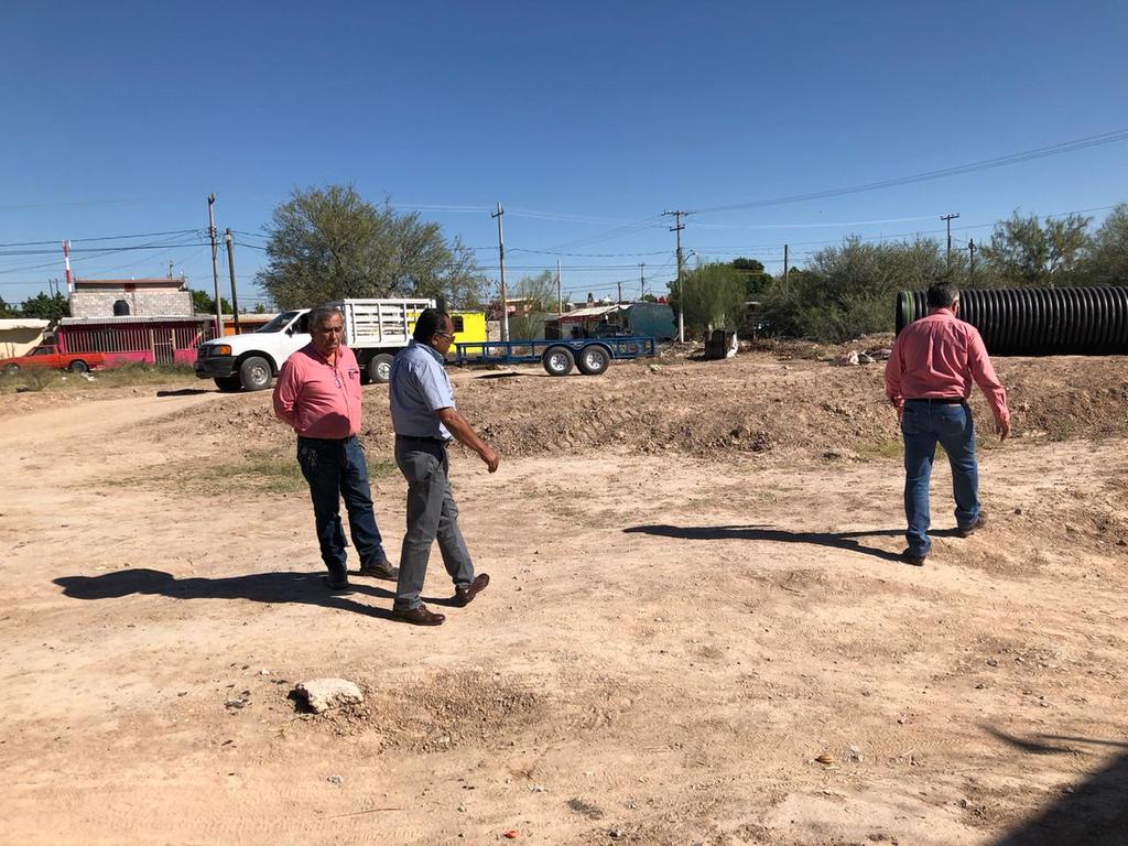 Los trabajos se realizan a espaldas del Cereso de Torreón y comenzaron este miércoles a temprana hora. El Simas aseguró que tiene los documentos legales que amparan el uso de este espacio y que en el año 2002 se les pagó a ejidatarios de La Rosita. (CORTESÍA)