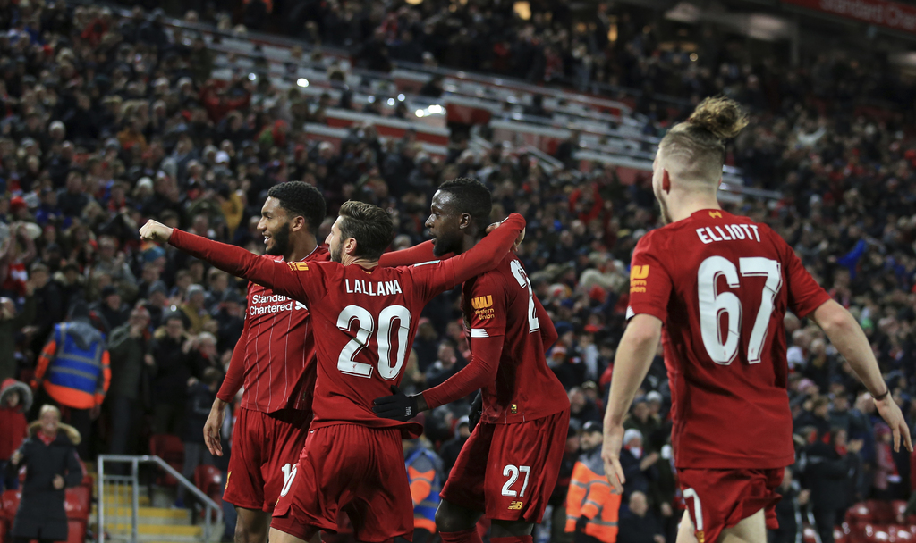 Tras igualar a cinco tantos con el Arsenal, Liverpool se impuso en penales y avanzó a la siguiente ronda de la Copa de la Liga inglesa. (AP)