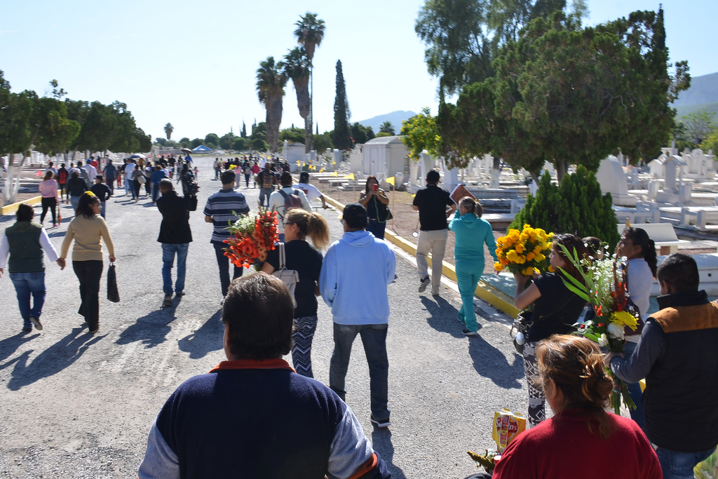 Este sábado 2 de noviembre se espera la llegada de miles de personas a los panteones para la celebración del Día de Muertos. (EL SIGLO DE TORREÓN)