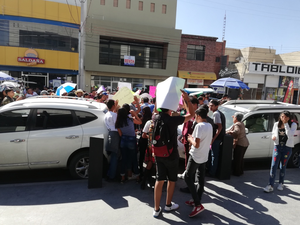 Los integrantes del movimiento se unieron a la protesta de estudiantes en la avenida Juárez, frente al Palacio Federal en Torreón. (VIRGINIA HERNÁNDEZ)