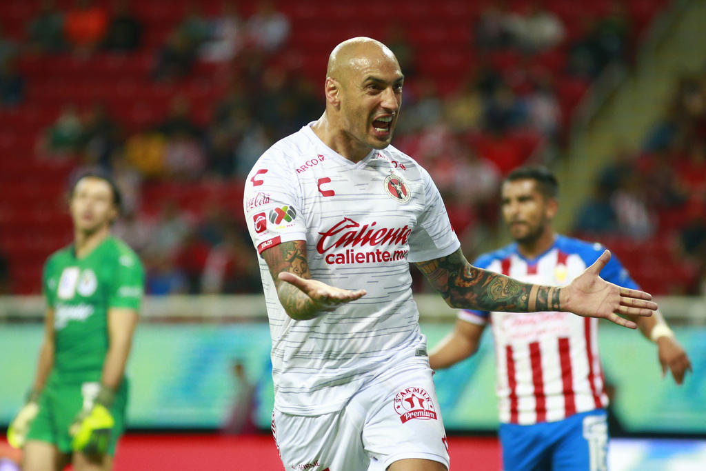 Ariel Nahuelpan celebra tras anotar un gol en el duelo que los Xolos derrotaron 1-0 a las Chivas. (Jam Media)