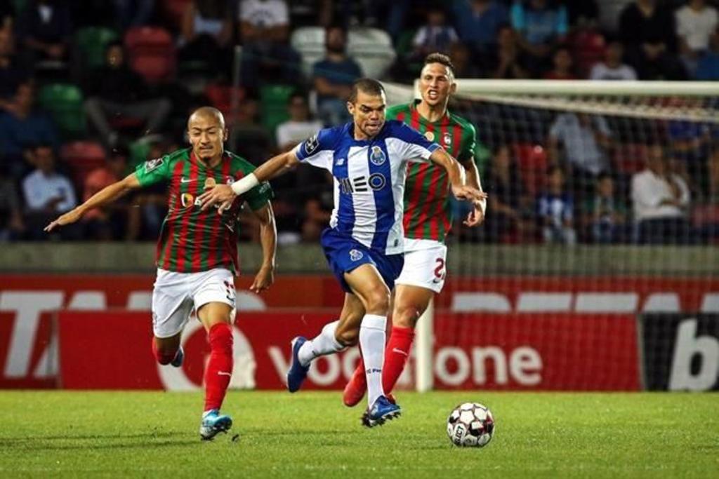 Pepe (c) marcó el tanto del Porto en el empate 1-1 con Marítimo; el mexicano Jesús Corona disputó el partido completo. (EFE)