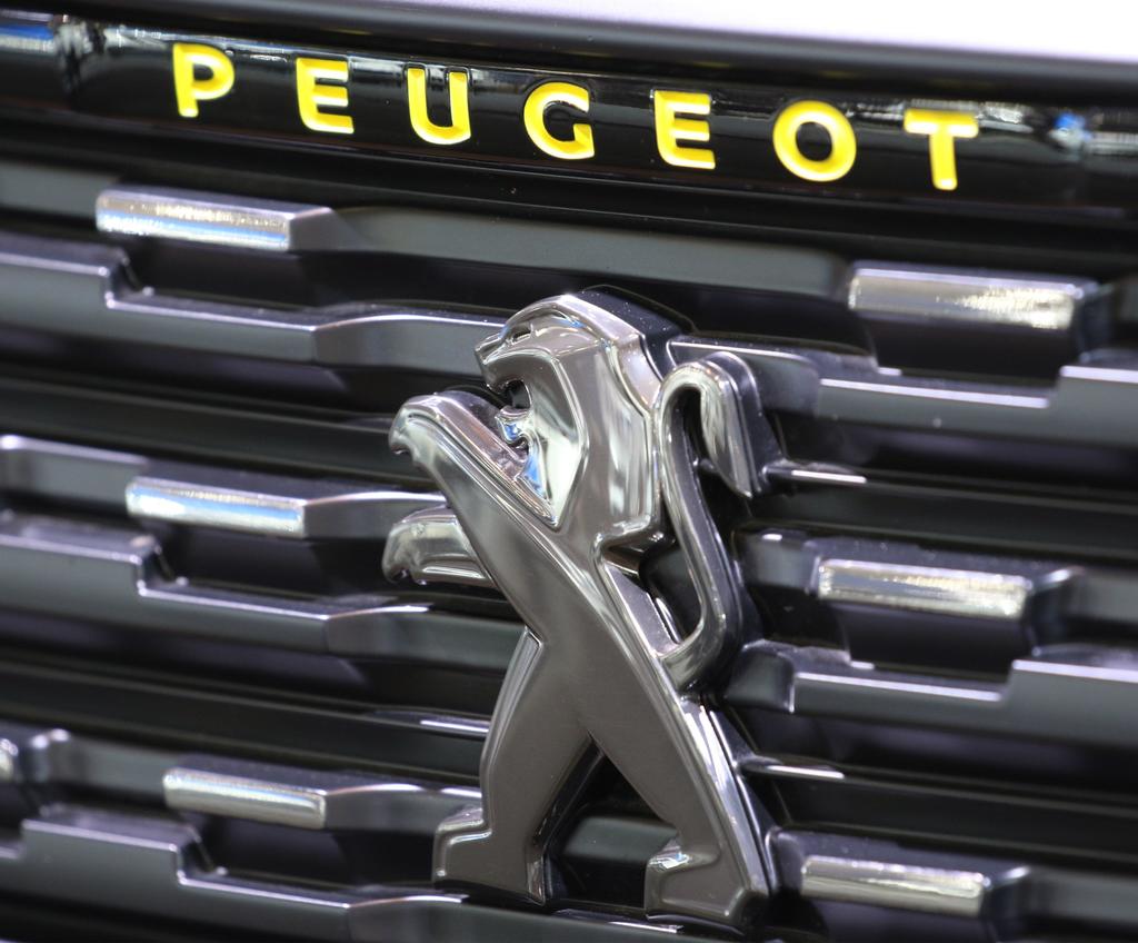 La italo-estadounidense Fiat Chrysler y el grupo francés PSA, fabricante de Peugeot, confirmaron hoy en una nota conjunta que 'planean unir fuerzas' para convertirse en la cuarta compañía automovilística del mundo con sinergias estimadas en 3,700 millones de euros y sin cerrar fábricas. (EFE)