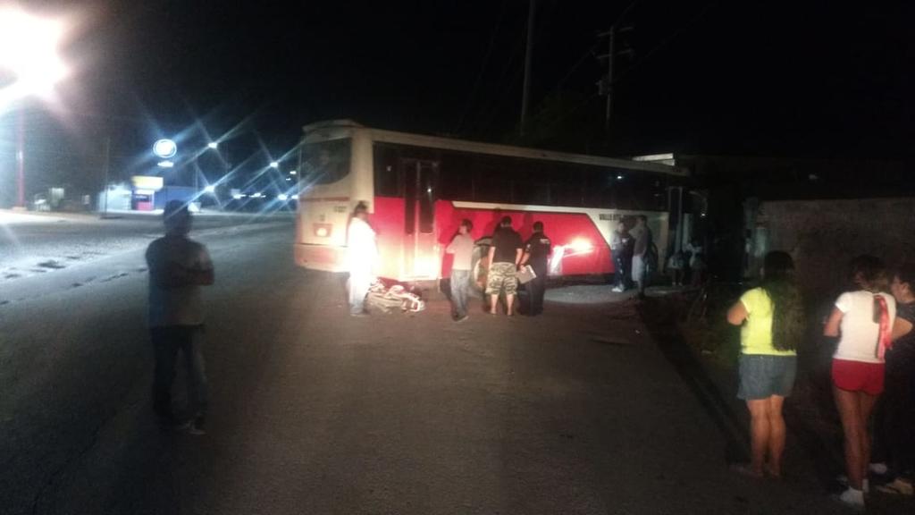 Los involucrados en el accidente son Cristian Andrés, de 26 años de edad, conductor de un camión International chasis en color rojo número 14 de la ruta Valle Oriente-Cereso y Jesús, de 23 años, conductor de una motocicleta de la marca Honda en color blanco. (EL SIGLO DE TORREÓN)
