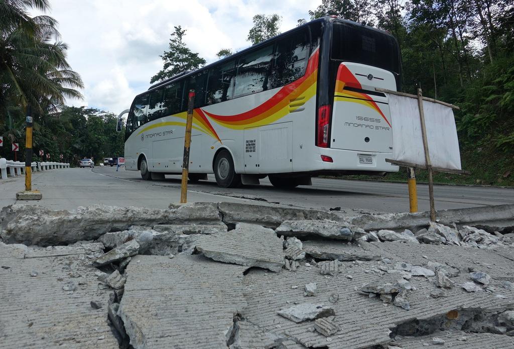 Al menos cinco personas murieron y otras cuatro están desaparecidas tras el sismo de 6.5 grados de magnitud que sacudió hoy la isla de Mindanao, en el sur de Filipinas. (EFE)