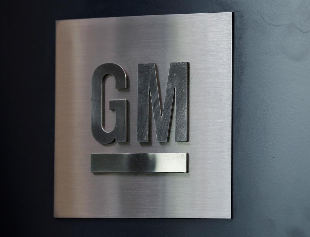 General Motors informó el jueves que revisará más de 600,000 camionetas 4X4 y tipo SUV por un desperfecto de software que podría activar el freno, aumentando el riesgo de un accidente. (ARCHIVO)