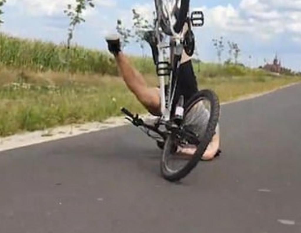 Intenta abrir una cerveza con la llanta de su bicicleta y sufre dolorosas lesiones