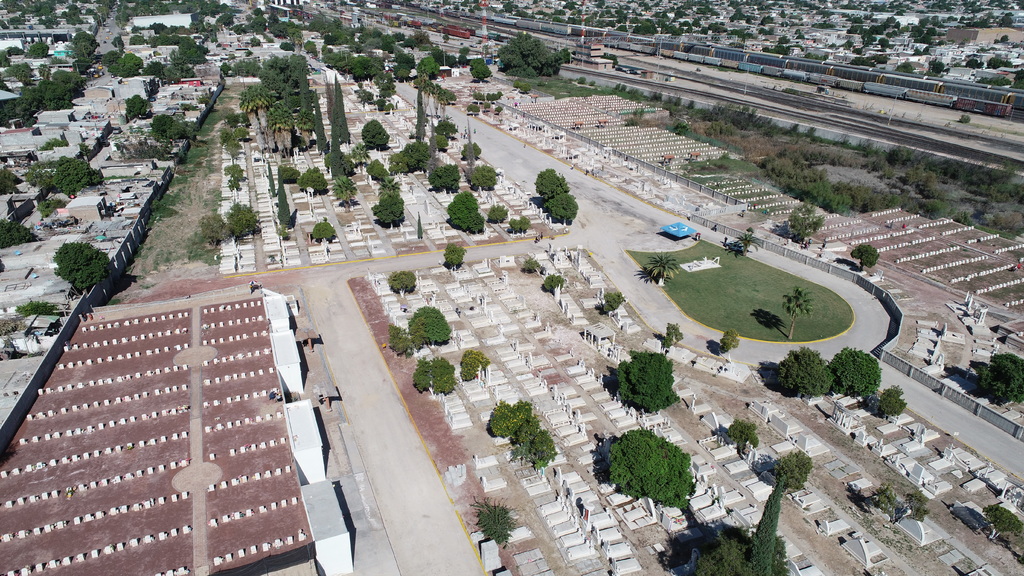 Las áreas de acceso al panteón Jardines del Carmen se encuentran ya delimitadas para evitar riesgos a la comunidad. (VERÓNICA RIVERA)