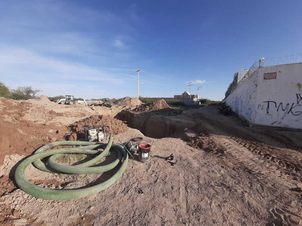 Con apoyo de la fuerza pública, el Simas arrancó este miércoles 29 de octubre la obra de reposición de un tramo del colector sanitario Zaragoza, ubicado a espaldas del Cereso de Torreón. (DIANA GONZÁLEZ)