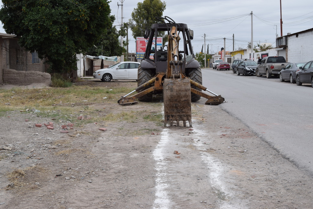 Se puso en marcha una ampliación de red de agua potable en la esquina de bulevar Colosio y avenida Gasoducto. (EL SIGLO DE TORREÓN / MARY VÁZQUEZ)
