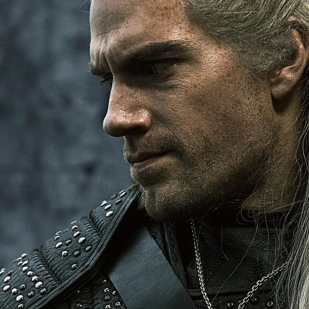 El actor Henry Cavill interpretando al personaje principal, “Geralt de Rivia”, en la serie The Witcher. (ESPECIAL) 