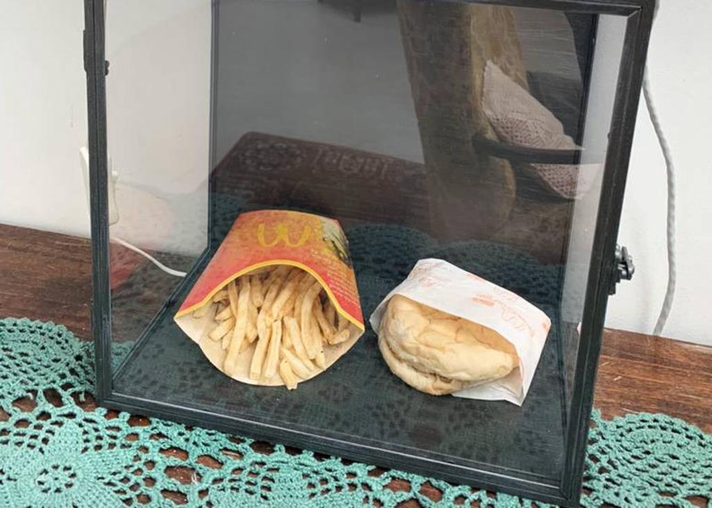 La última hamburguesa y papas servidas en la isla. (INTERNET)
