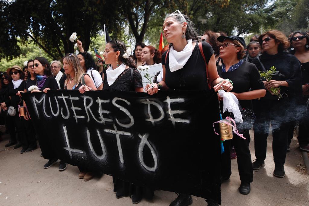 Miles de mujeres, ataviadas con ropa negra, rindieron este viernes un solemne homenaje de respeto a los 20 fallecidos tras dos semanas de protestas en Chile. (EFE)