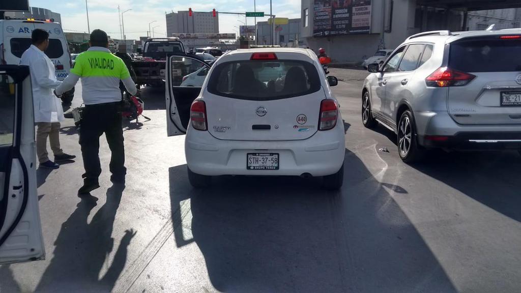 Un motociclista terminó hospitalizado luego de ser impactado por el conductor de un auto compacto en Torreón. (EL SIGLO DE TORREÓN)