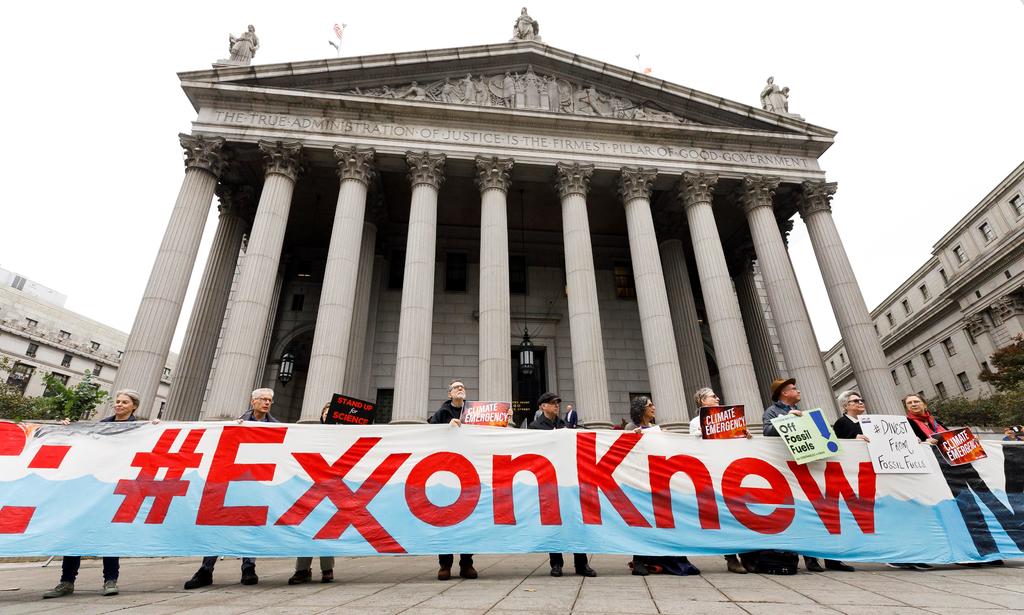 La activista estadounidense Alexandria Villaseñor se manifestó este viernes junto a un grupo de unas 20 personas contra el gigante petrolero Exxon Mobil frente a la Corte Suprema de Nueva York. (ARCHIVO)
