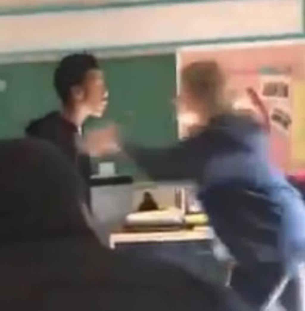 Maestra empuja a un alumno al suelo durante una violenta pelea