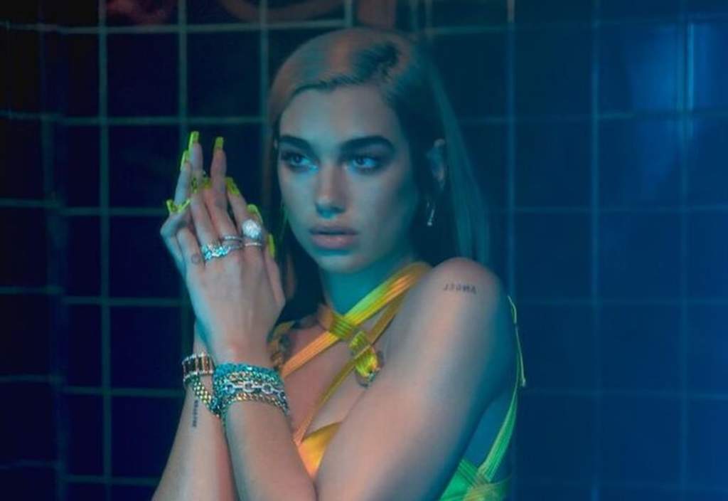 Dua Lipa lanzó este viernes al mercado un nuevo sencillo, Don't Start Now, acompañado de un videoclip oficial, con el que adelanta el trabajo que está realizando de cara a un segundo disco de estudio. (ESPECIAL)