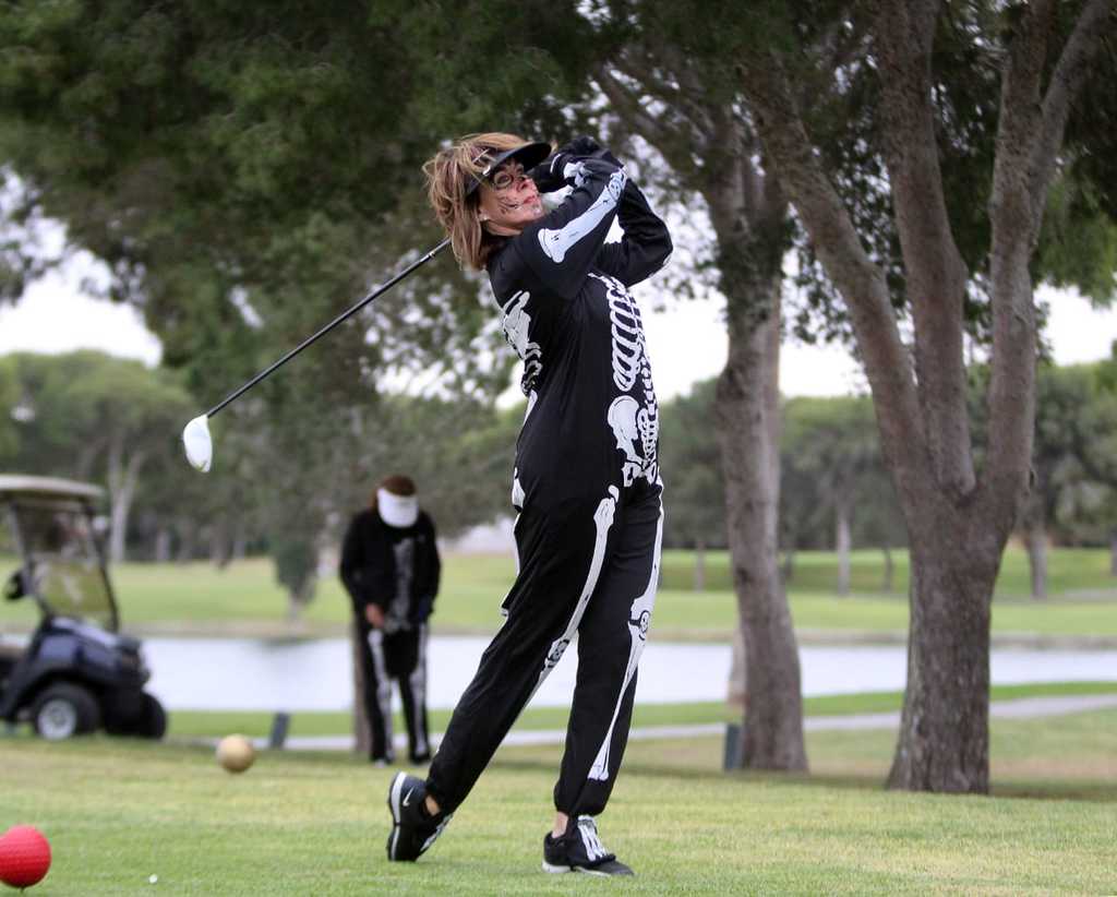 Las golfistas con todo y su disfraz, disfrutaron la ronda de 18 hoyos. (ESPECIAL) 