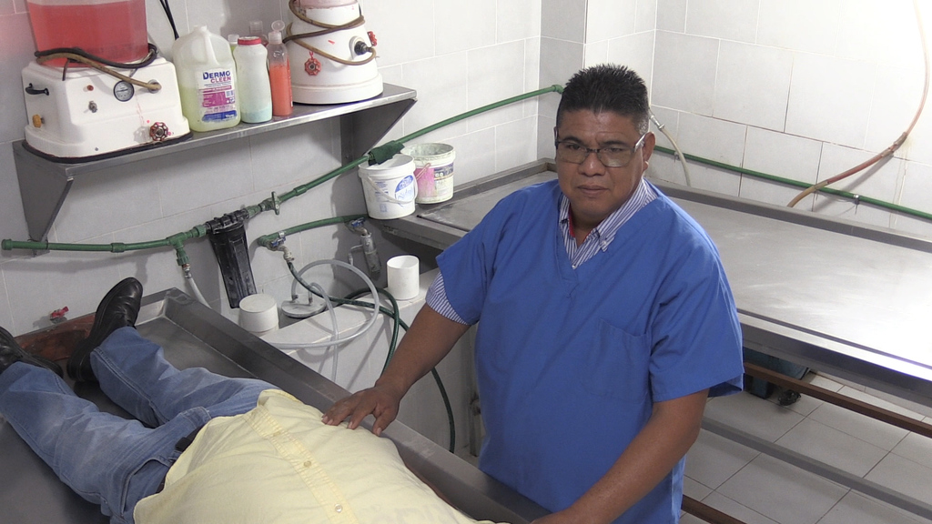 Juan José Flores, embalsamador, señala que su oficio lo adquirió hace 26 años. (VERÓNICA RIVERA)