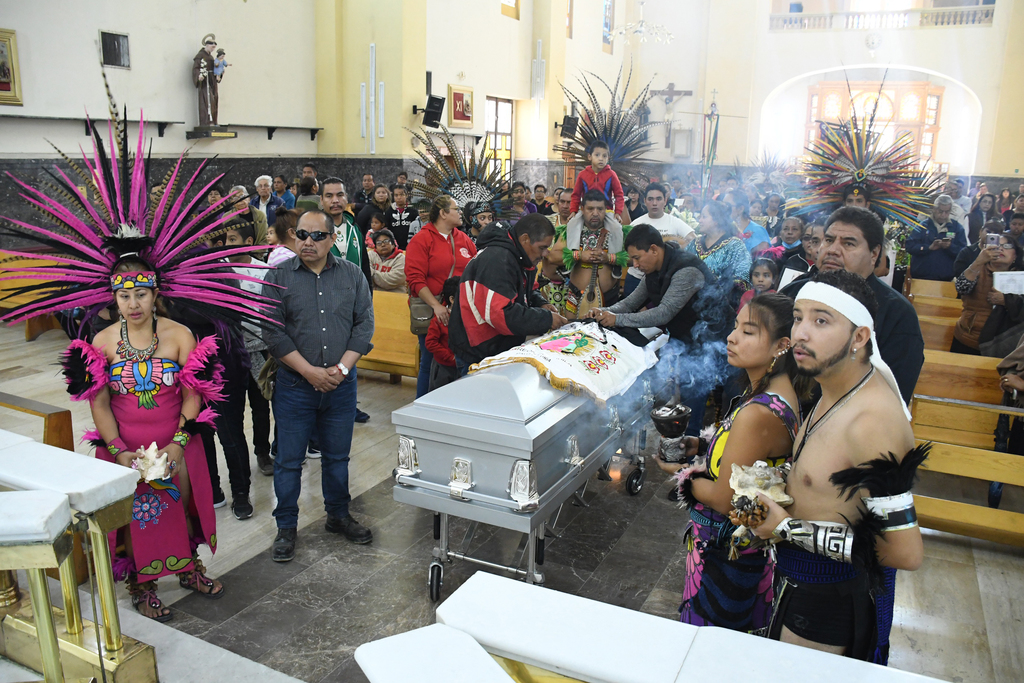 Homenaje. Familiares y amigos custodian el féretro de Ezequiel Romero antes de celebrarse una misa de cuerpo presente en la iglesia de Guadalupe. (FERNANDO COMPEÁN)