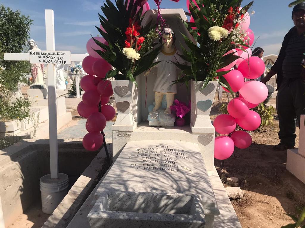 Globos en color rosa y de distintos tamaños fueron colocados en la tumba donde descansa Wendy.