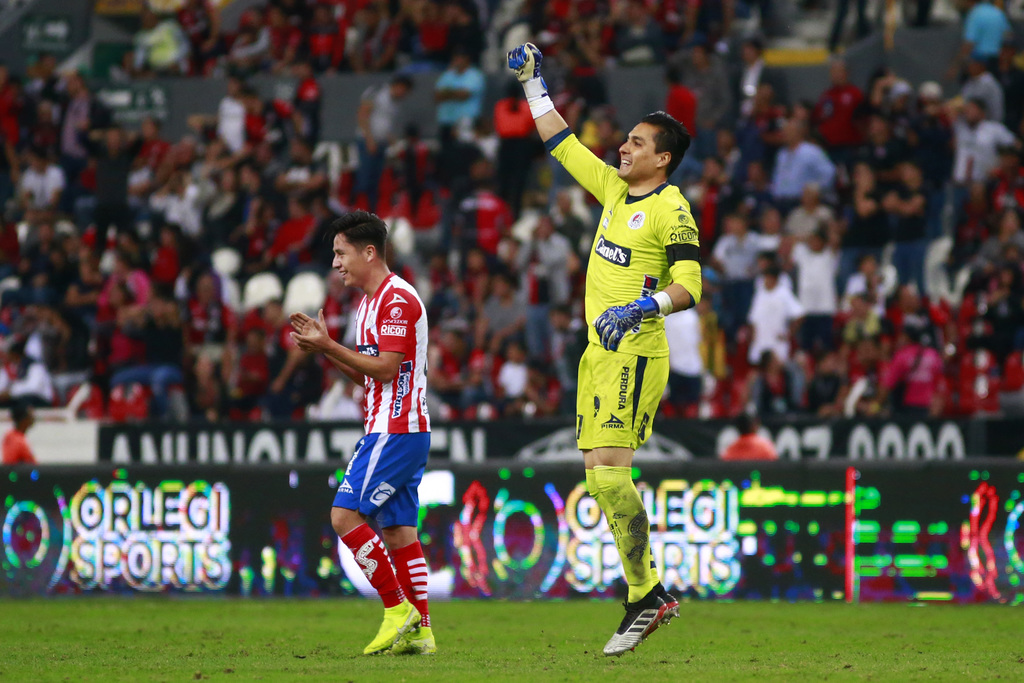 Carlos Felipe Rodríguez (d) habilitó desde su portería a Nicolás Ibáñez para marcar el gol de la diferencia ante los Rojinegros. (JAM MEDIA)