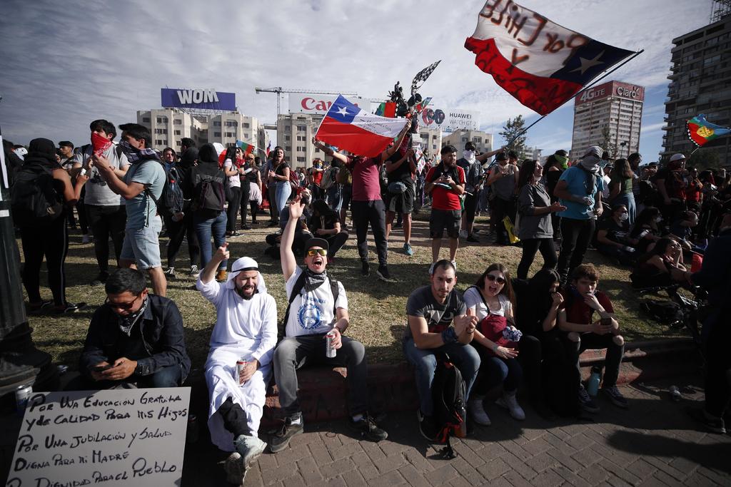 La población chilena cada vez pide con más fuerza una asamblea constituyente, sin que cambios en gobierno surtan efecto.