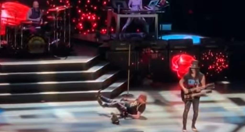 Guns N’ Roses ofreció un concierto en el Caesar’s Palace de Las Vegas, Nevada, en el cual su vocalista Axl Rose sufrió una estrepitosa caída sobre el escenario. (ESPECIAL)