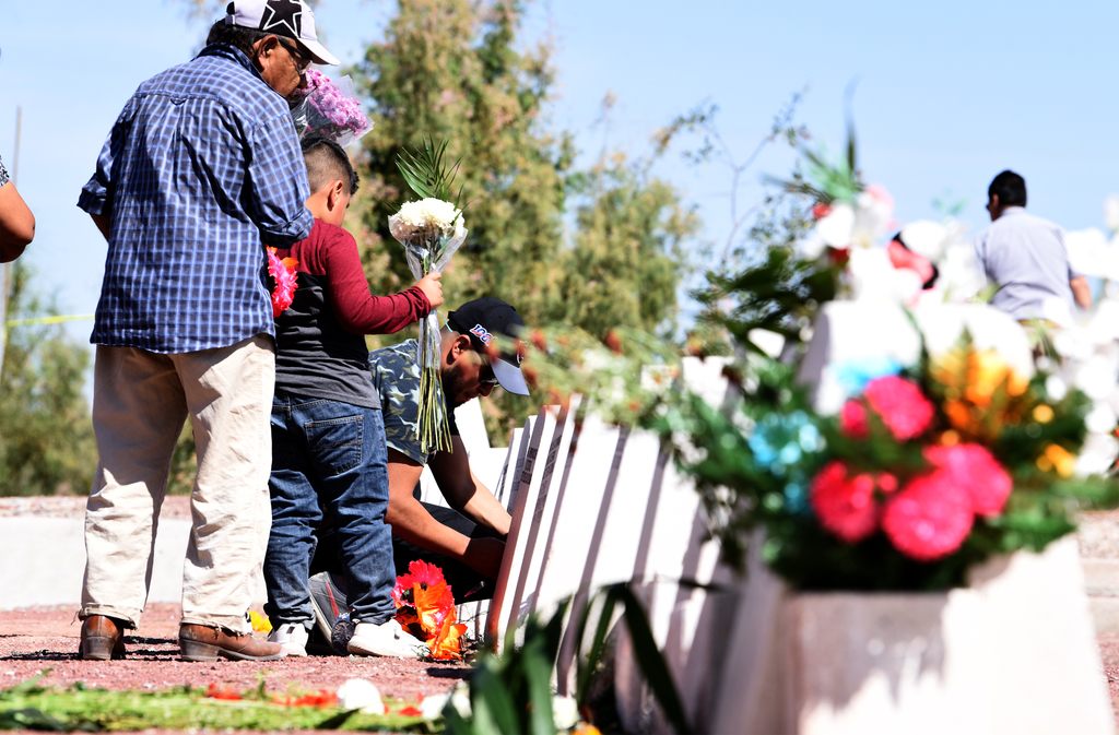 Centenares de familias acudieron el día de ayer a visitar a sus difuntos y celebrar la tradición del Día de Muertos. (JESÚS GALINDO)