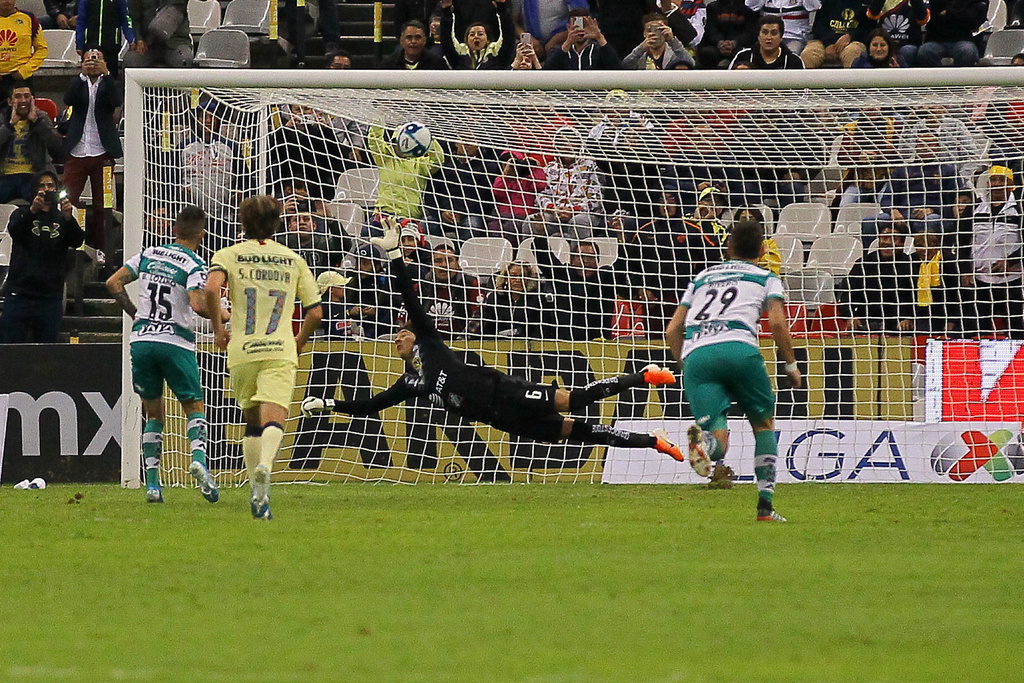 El uruguayo Brian Lozano cobró de gran forma un penal al minuto 70 para anotar el gol del triunfo.