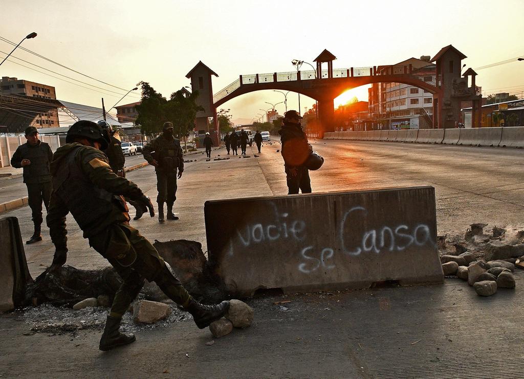 Los bloqueos en distintas ciudades bolivianas continúan este domingo en protesta por un supuesto fraude electoral a favor del presidente Evo Morales, tras el ultimátum que le dieron los líderes cívicos para que en 48 horas el gobernante renuncie a su cargo. (EFE)