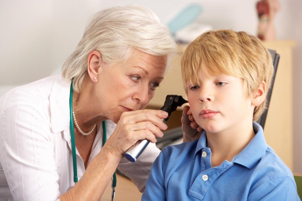 La exposición a ruidos intensos y la aparición de infecciones respiratorias de repetición pueden ocasionar la pérdida de audición en niños. (ARCHIVO)