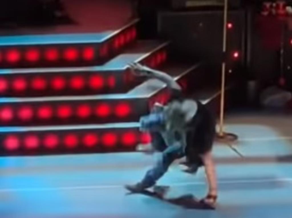 Axl Rose tropieza y cae sobre su espalda en pleno concierto