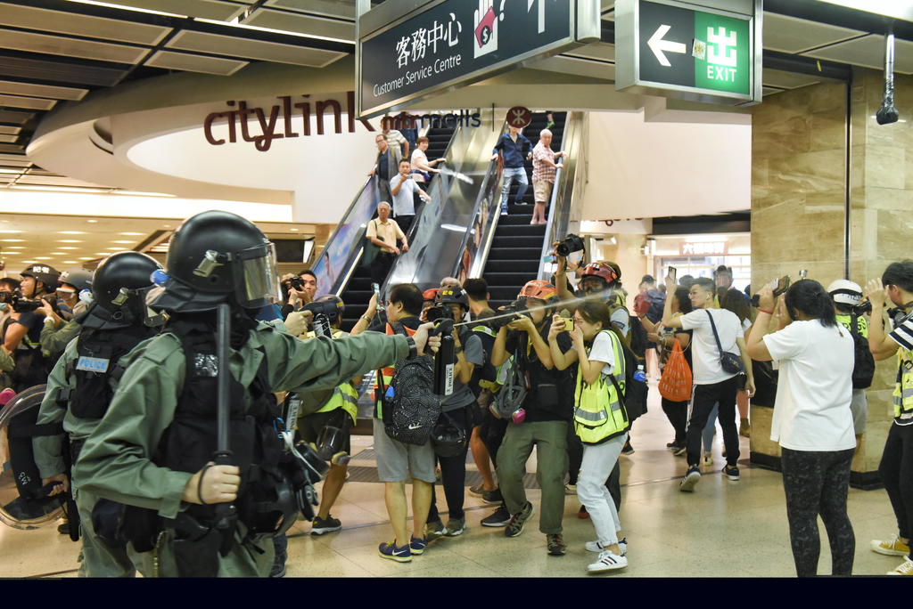 La policía antidisturbios de Hong Kong se desplegó la tarde de este domingo en varios centros comerciales, luego de que cientos de personas empezaron a abarrotarlos. (EFE)