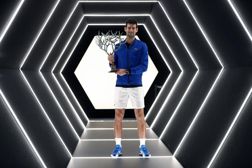 Novak Djokovic no tuvo problemas para derrotar 6-3, 6-4 a Denis Shapovalov, para conquistar el título del Masters 1000 de París. (EFE)