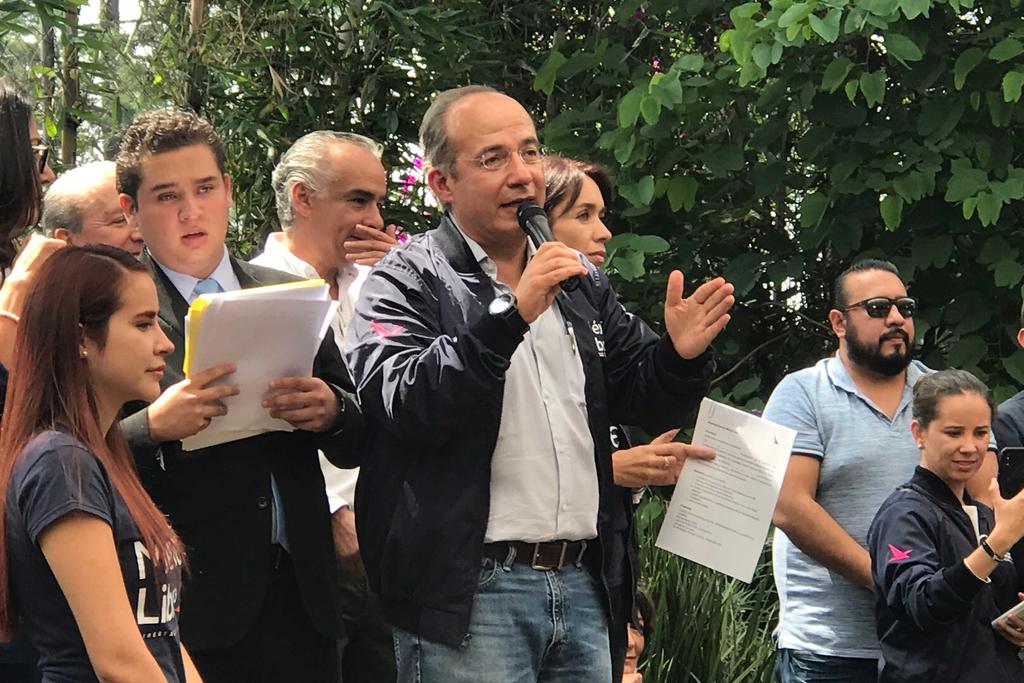 Felipe Calderón y Margarita Zavala defendieron a su hijo, Luis Calderón Zavala, del señalamiento que se realizó esta mañana de lunes desde la conferencia del presidente, Andrés Manuel López Obrador, de estar asociado a 'bots'. (ARCHIVO)